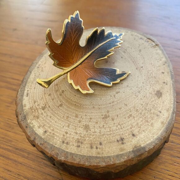 Vintage Orange Brown Gold Curved Angle Maple Leaf Fall Autumn Pin Brooch - Picture 1 of 5